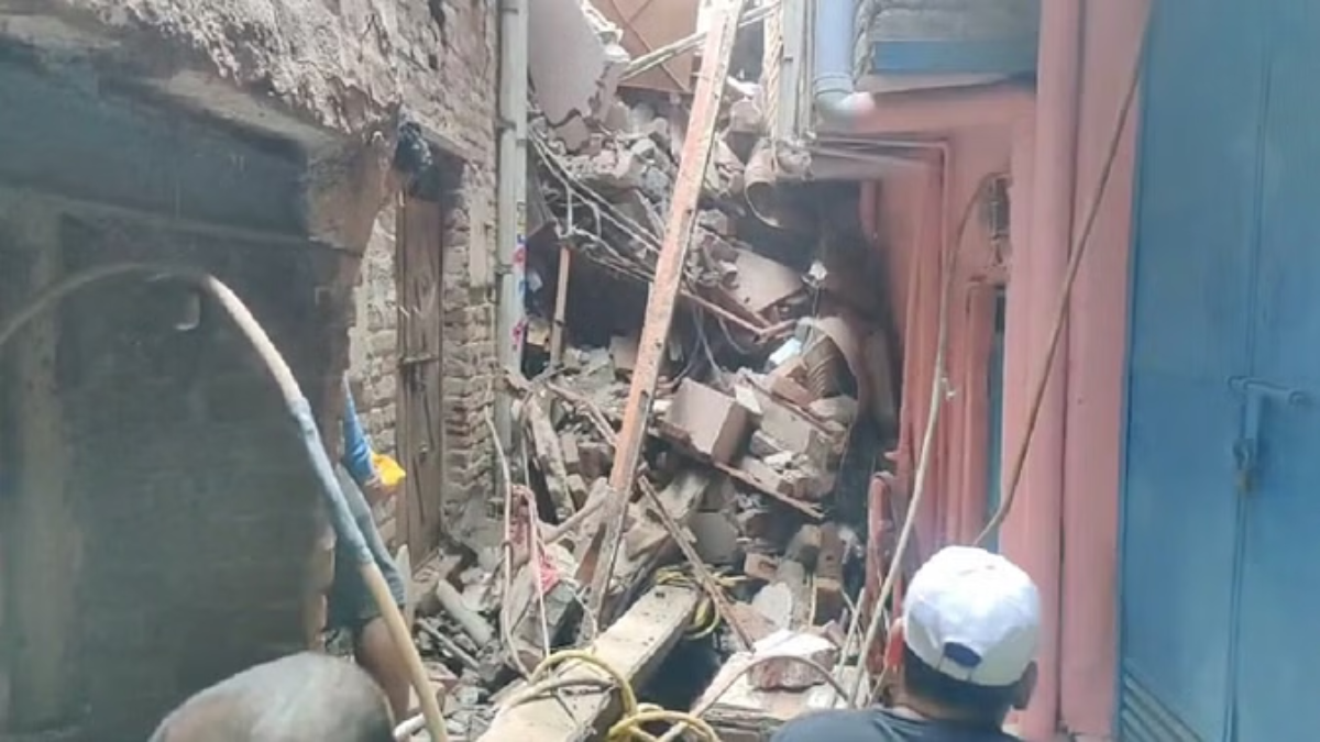 Delhi Building Collapse: दिल्ली में दर्दनाक हादसा, तीन मंजिला इमारत गिरी; मलबे से 4 लोगों को निकाला गया, कई अब भी फंसे हुए